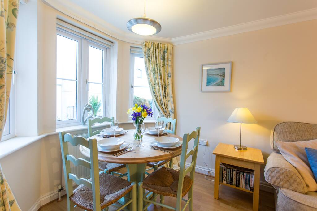 dining area to seat four