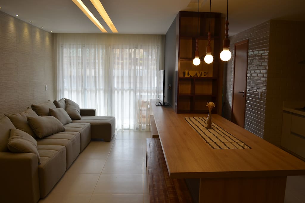Sala e cozinha integradas e espaçosas.