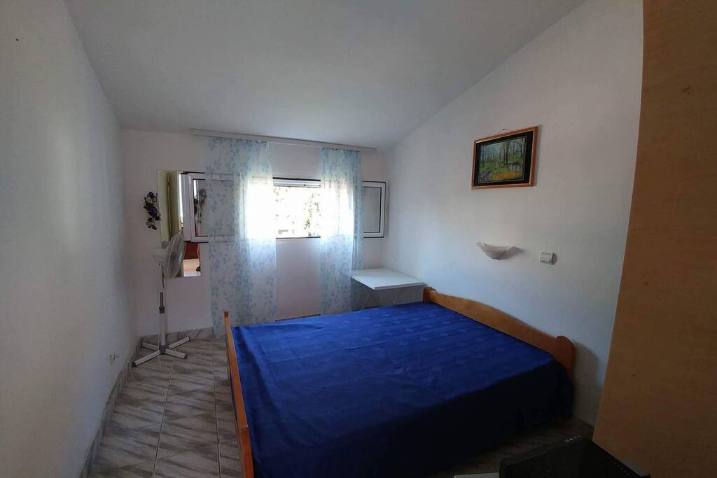 Both rooms have one king size beds and a closet