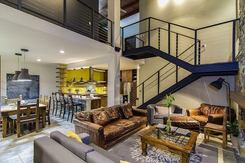 34 Person Luxury Villa - Weekly Discounts!