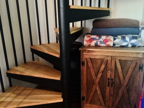 Successful Airbnb property: Flyby Cabin in town in Talkeetna