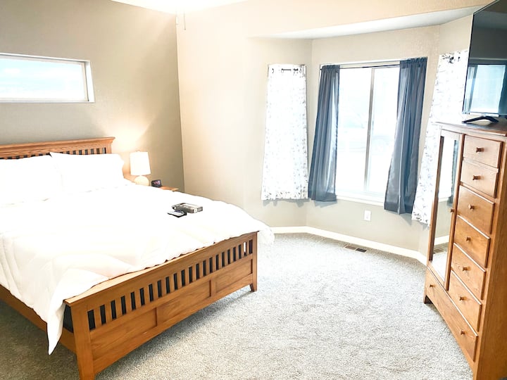 Chumba cha kulala cha Master. Kitanda cha malkia, 55" tv w/ Roku na bafu ya Master