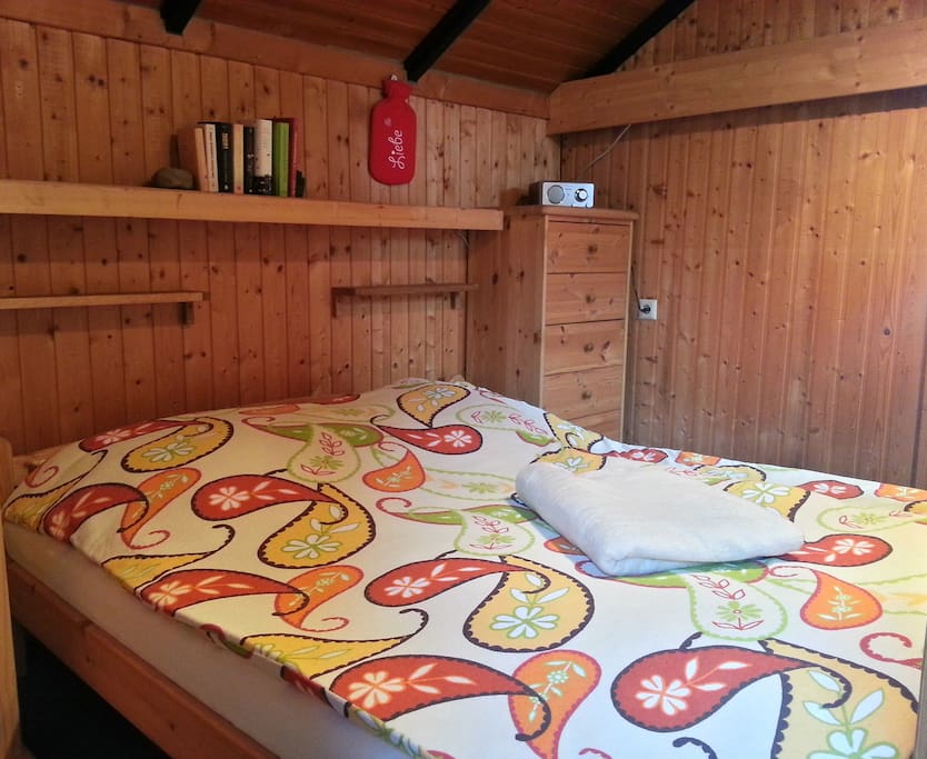 Schlafzimmer mit Doppelbett