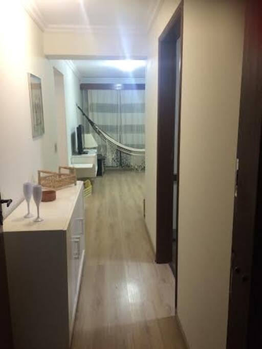 Amplo apartamento com circulação confortável.