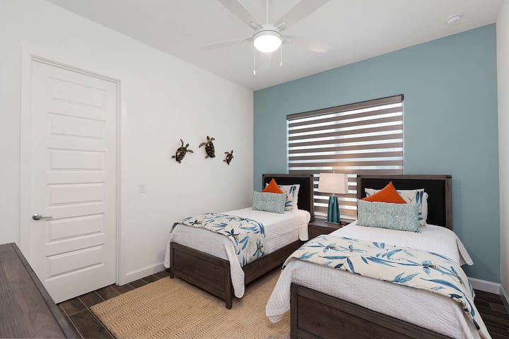 ความสะดวกสบายที่อบอุ่น: ห้องนอน 2 ต้อนรับคุณด้วยเตียงแฝดสำหรับการพักผ่อนที่ผ่อนคลาย