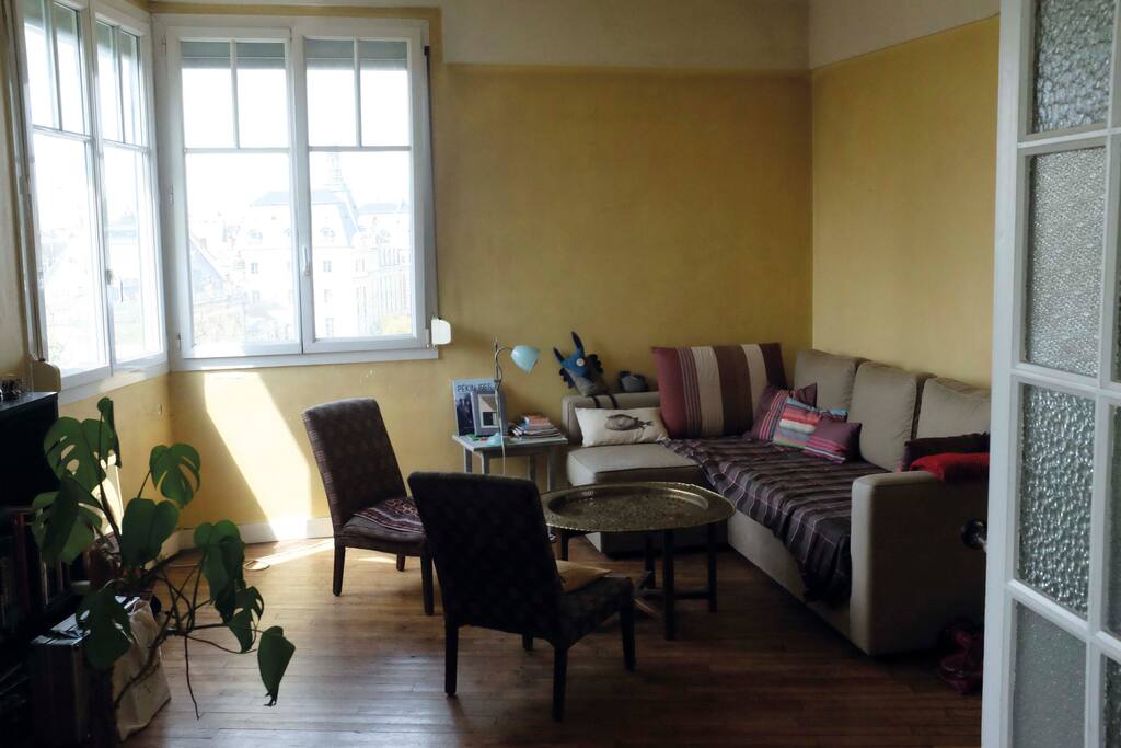 Le salon avec sa grande fenêtre d'angle