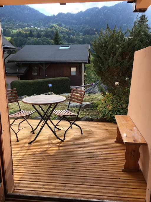 Belle Terrasse ensoleillée avec vue sur le Mont Blanc et l'Aiguille du Midi