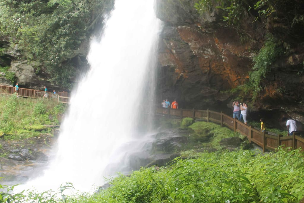 Easy access from parking to Dry Falls.