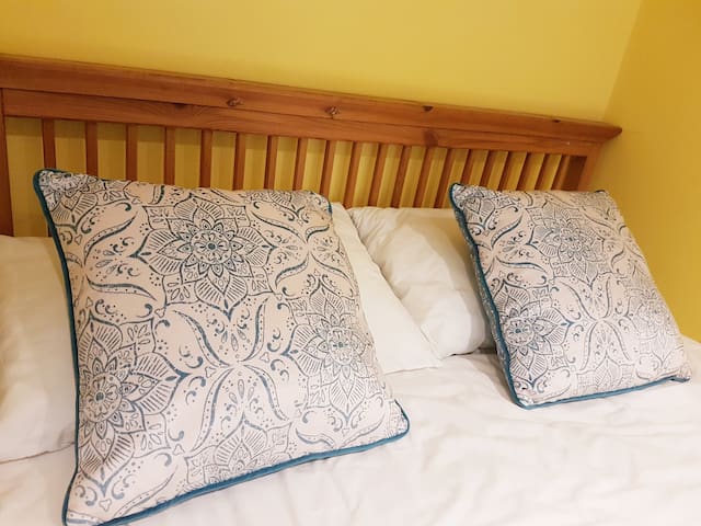 Boutique Double Room with En-suite in Cosy Cottage