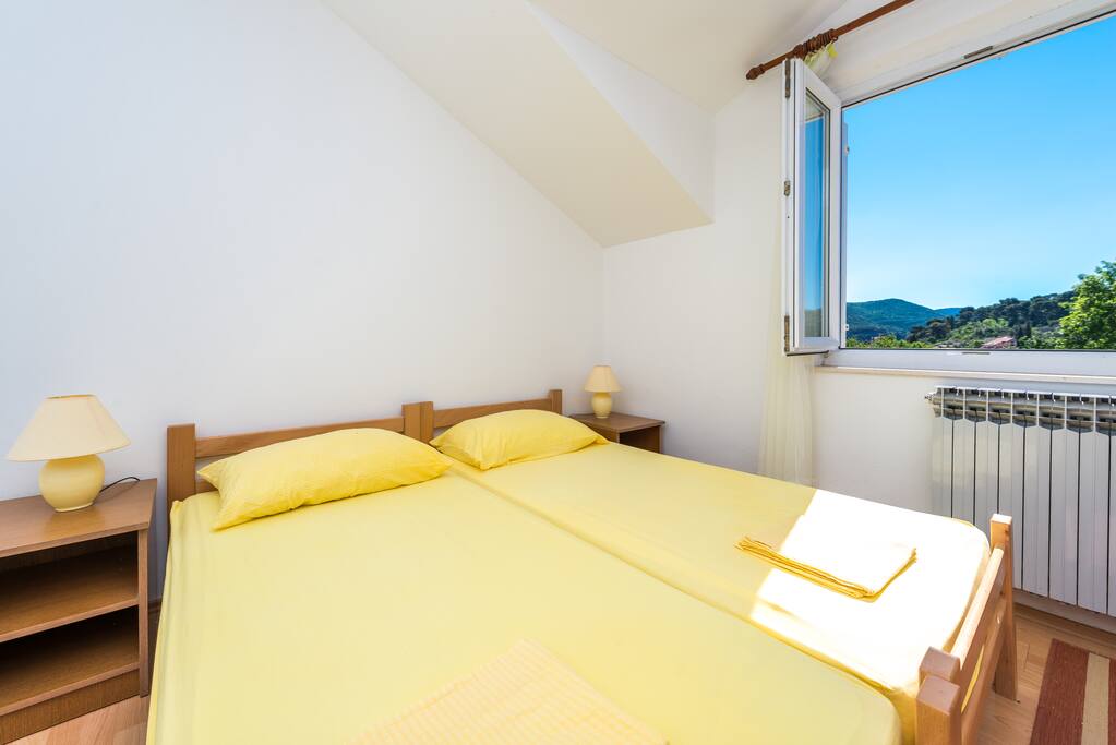 Cozy bedroom with 2 single beds and sofa/ convertible single