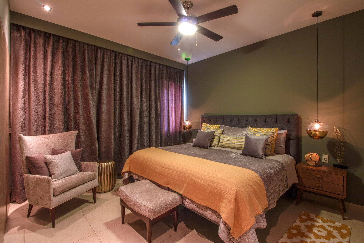 客房配备加大双人床和全套浴室