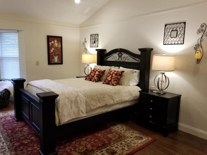 Glavna spavaća soba - madrac na vrhu jastuka s madracem i luksuznim plahtama i jastucima