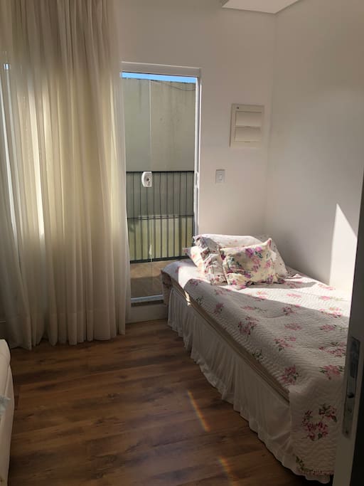 Cama de Solteiro com ar condicionada e saída independente.