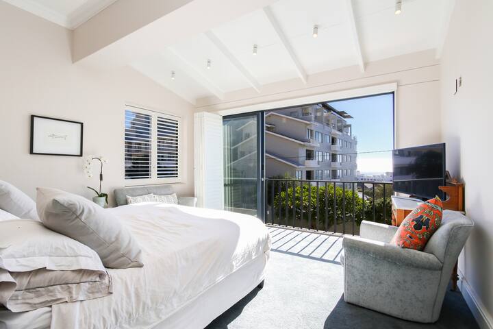 Bantry Bay Villa – sea & mountain views gallery image 4