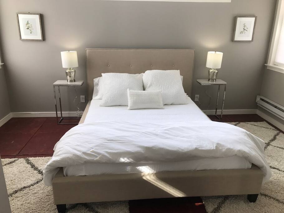 Cozy Queen bed