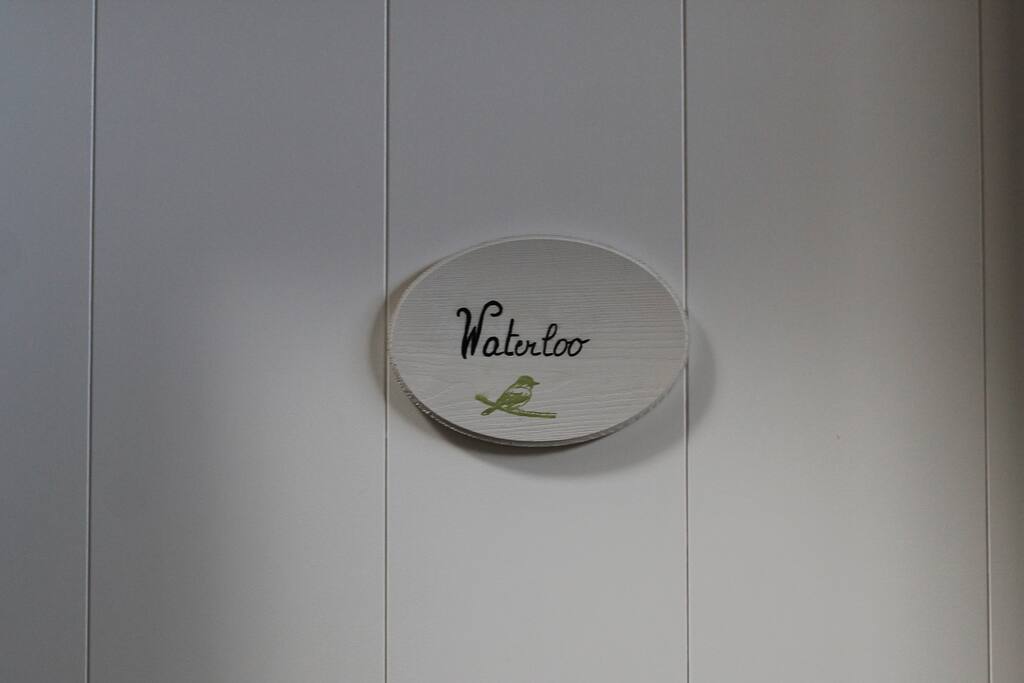 En référence au site de la bataille de Waterloo, cette chambre située au rez-de-chaussée a un accès direct au jardin par sa porte privative. Pour deux personnes soit en Lit-double ou Lit simple. Petit espace salon avec fauteuils. Hall de nuit avec placard. Une salle de bain-douche privative. Toilette séparée. Les tons sont au naturel ….(lin, pierre, bois). L’espace possède une télévision et une connection internet wifi gratuite..