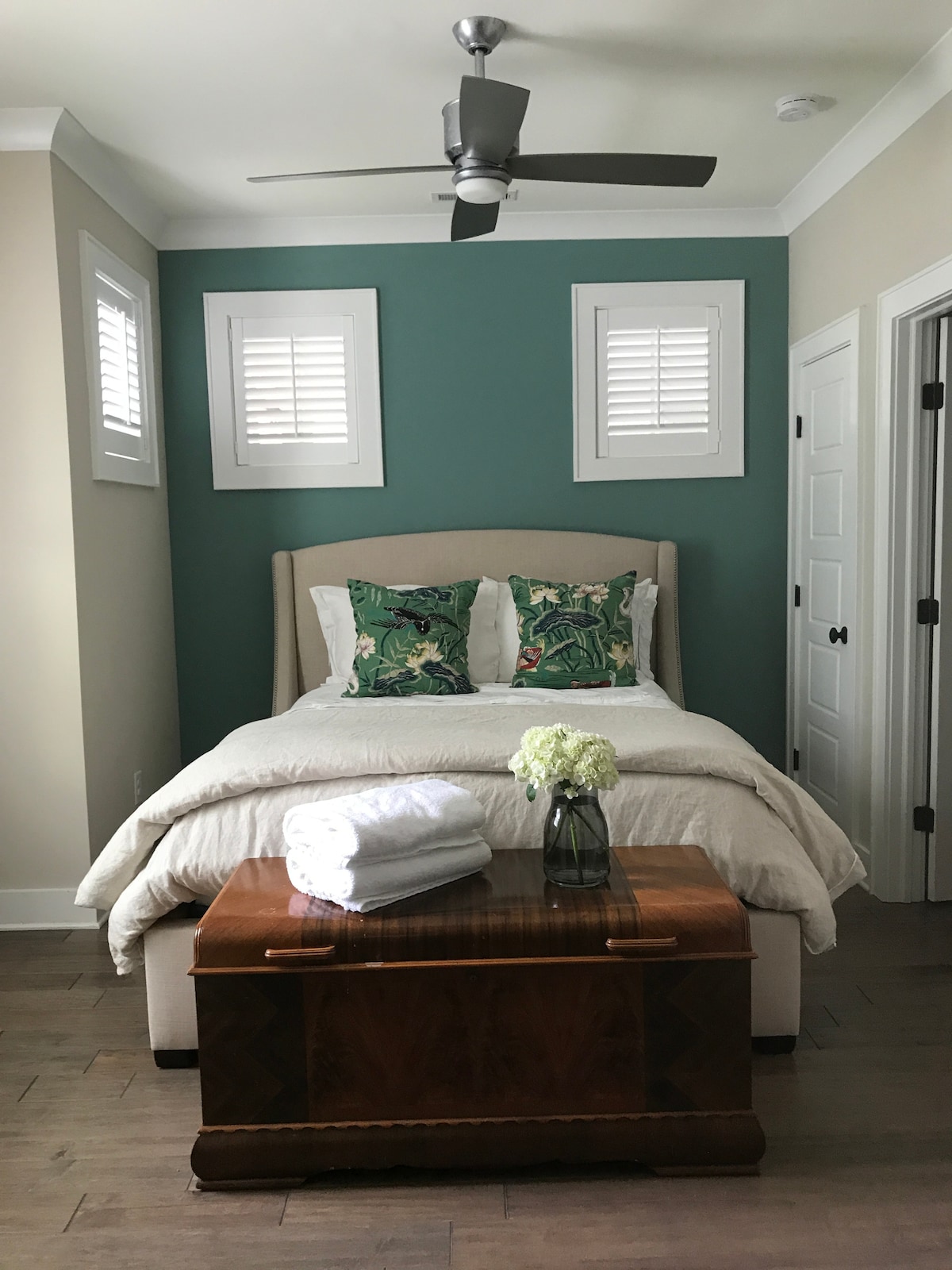 Aparte slaapkamer met queensize bed en kast.  