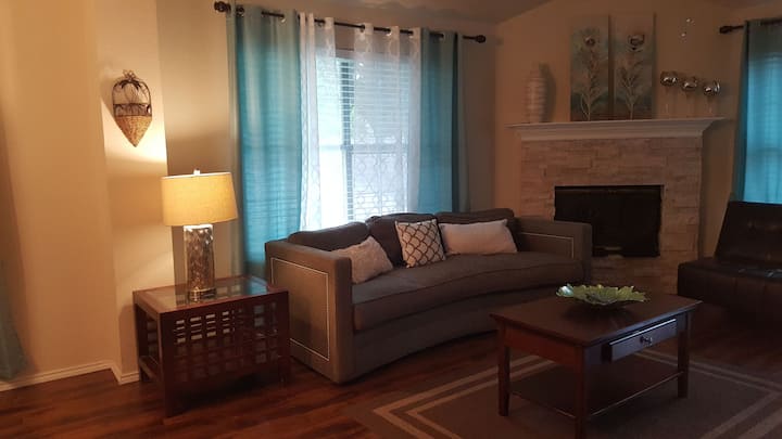 Azure Home With Pool. Entire Home - Arlington