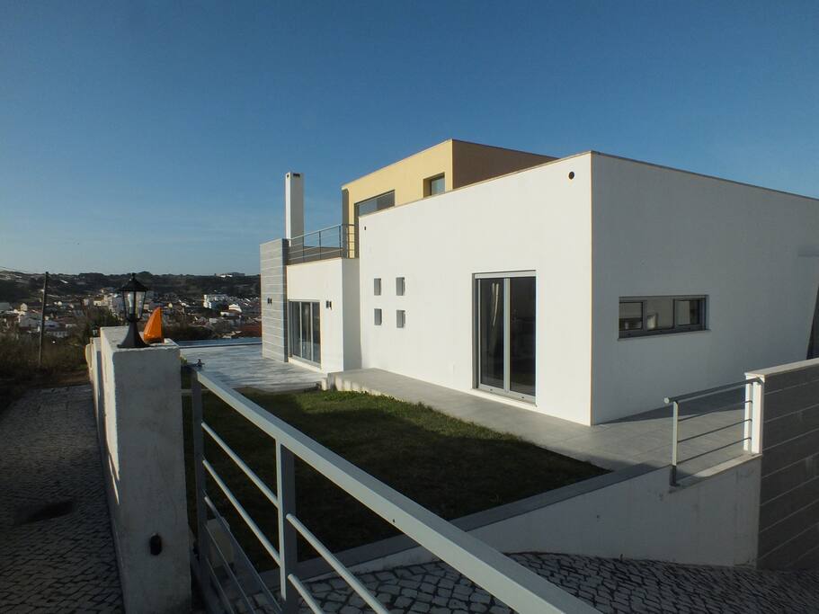 Vue de la villa depuis la rue.