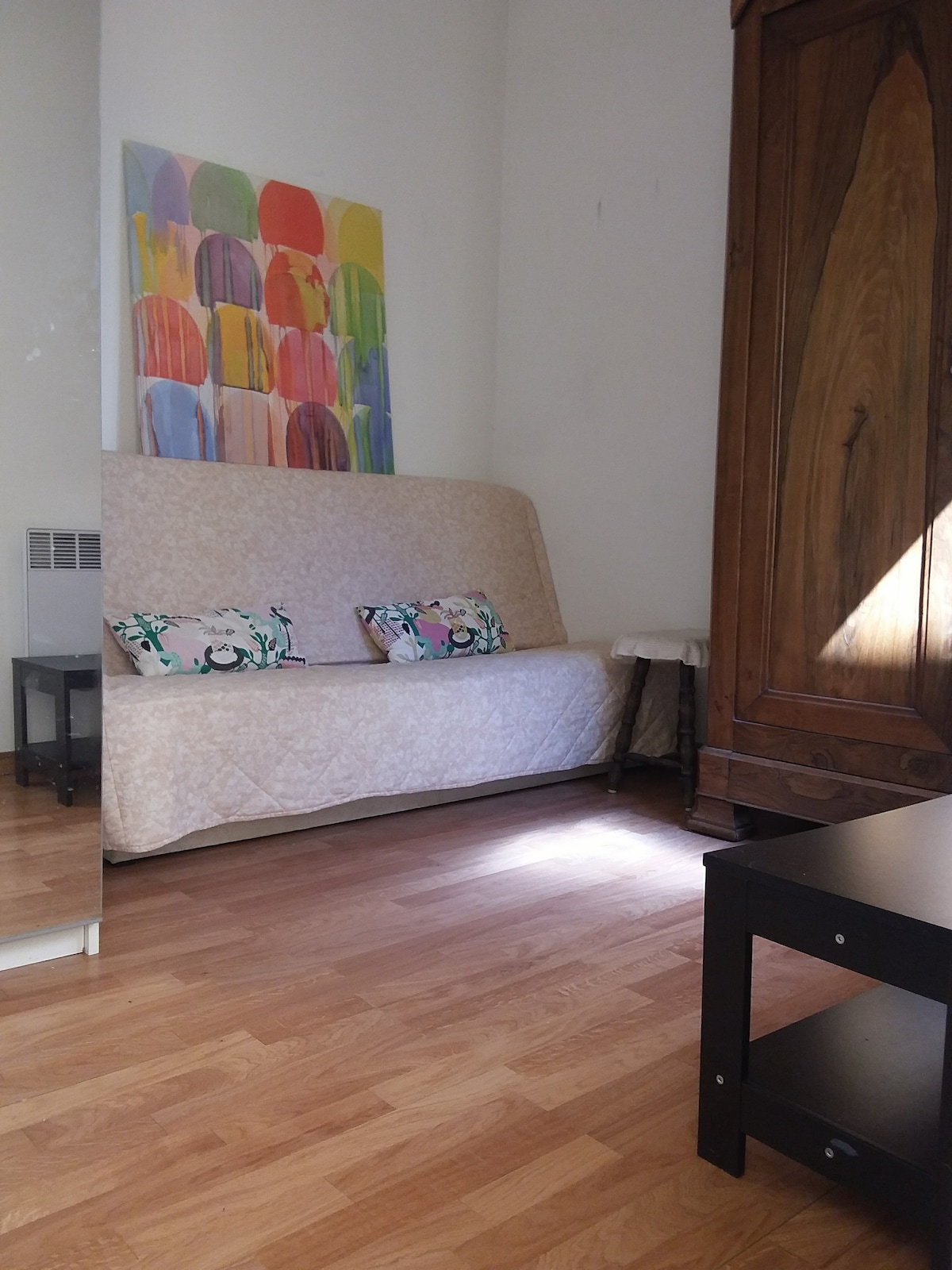 Fikia kupitia baraza kwenye chumba hiki kilicho na kitanda cha sofa kilicho na godoro la 140 la bultex, kabati lenye rafu na WARDROBE.