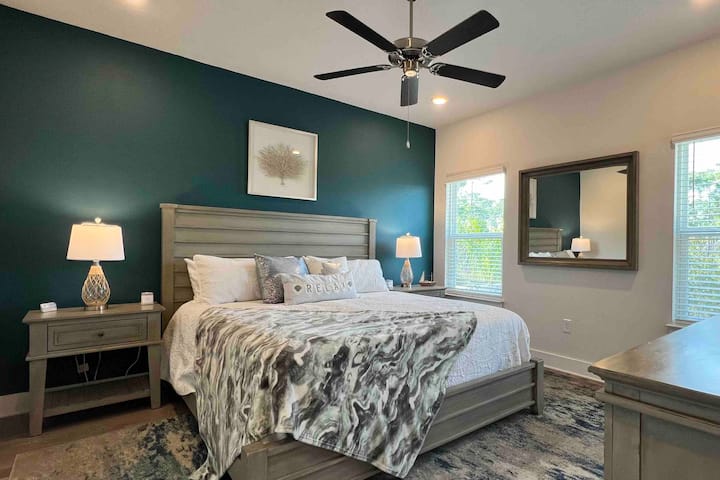 Na prvom poschodí sa nachádza aj hlavný apartmán s manželskou posteľou King...