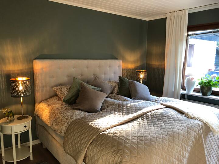 Просторна спалня с ново двойно легло Jensen, прекрасен комфорт
Вътрешна врата с директна връзка с тиха задна част на прекрасната градина