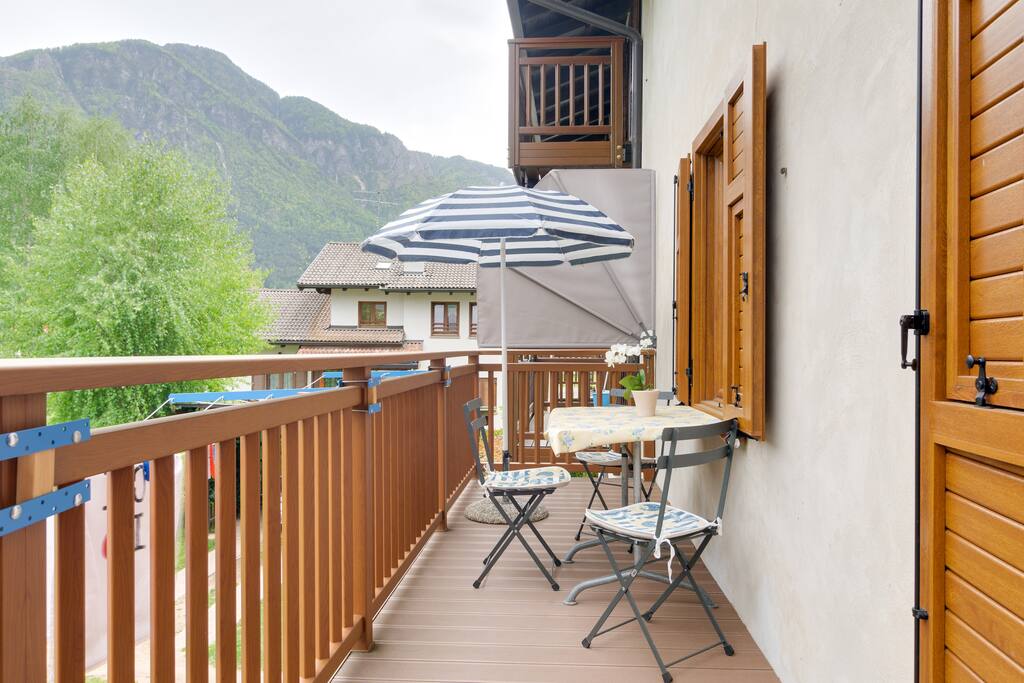 Balkon mit Tisch und Stühlen