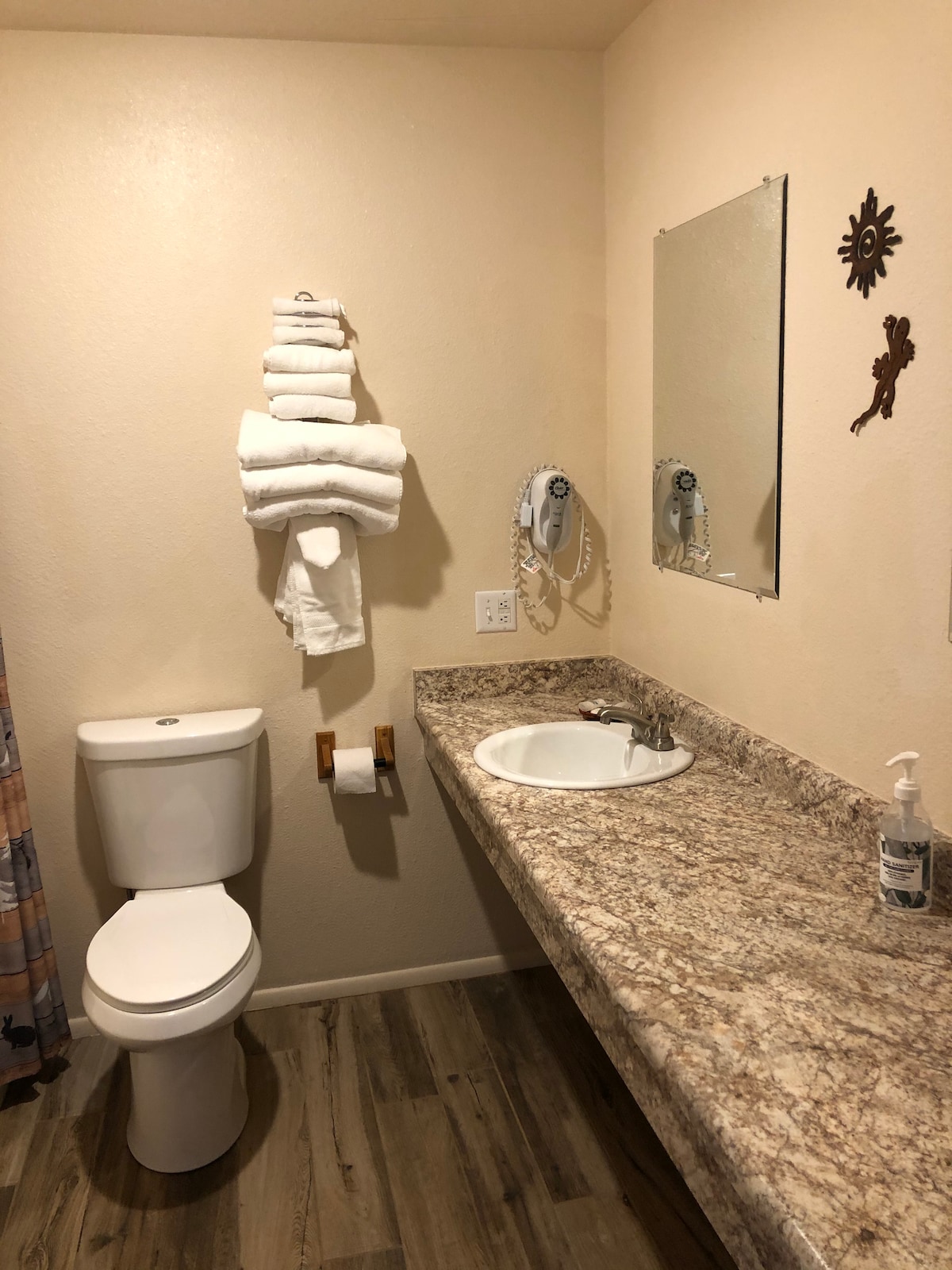 Cactus Hill Motel/Capitol Reef 3 - Hotels for Rent in Teasdale, Utah,  United States - Airbnb
