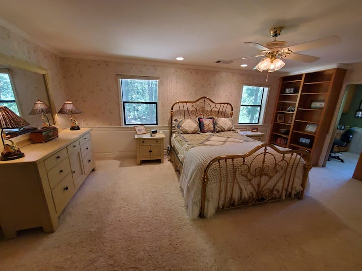 חדר שינה ראשי עם מיטת קינג.