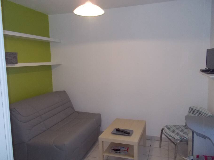Salon avec ameublement neuf. Canapé bz matelas bultex 15 cm, table basse, fauteuil télé 61 cm, placard penderie...