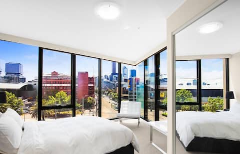 Top Airbnb: Amazing 3 Bdr Apt- Melbourne opposite Crown & MCEC in Southbank