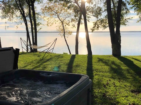 Lakeside Sunset Cottage with hot tub