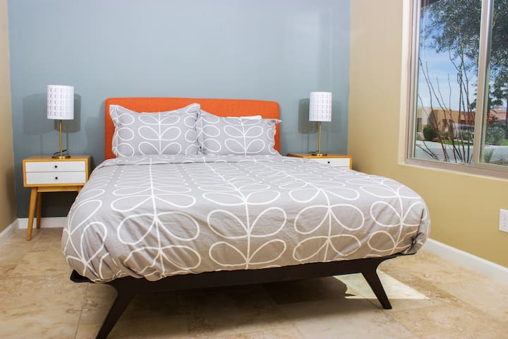 Chambre avec lit Queen. Les chambres disposent chacune d'un grand placard, avec un grand espace de rangement.