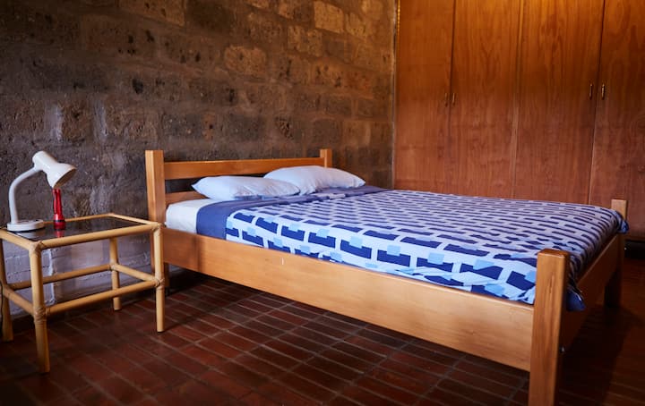 tavolinë anësore krevati në të gjitha dhomat