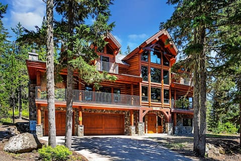 Luxury Lodge with Hot Tub & Cozy Mountain Vibes