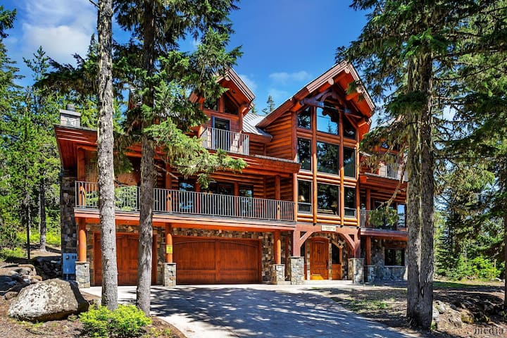 Luxury Lodge with Hot Tub & Cozy Mountain Vibes