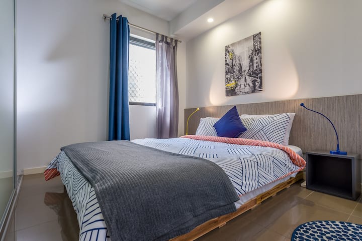 מיטת קווין סייז עם מזרן נוח.