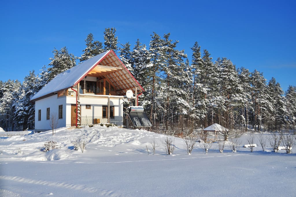 Exterior of the house in winter. Äußeres des Hauses im Winter. Buitenkant van het huis in de winter. La fachada de la casa en invierno.