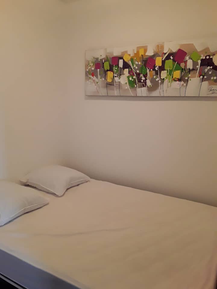 Ambienti i fjetjes në dhomën e gjumit, 140 X 190 krevat