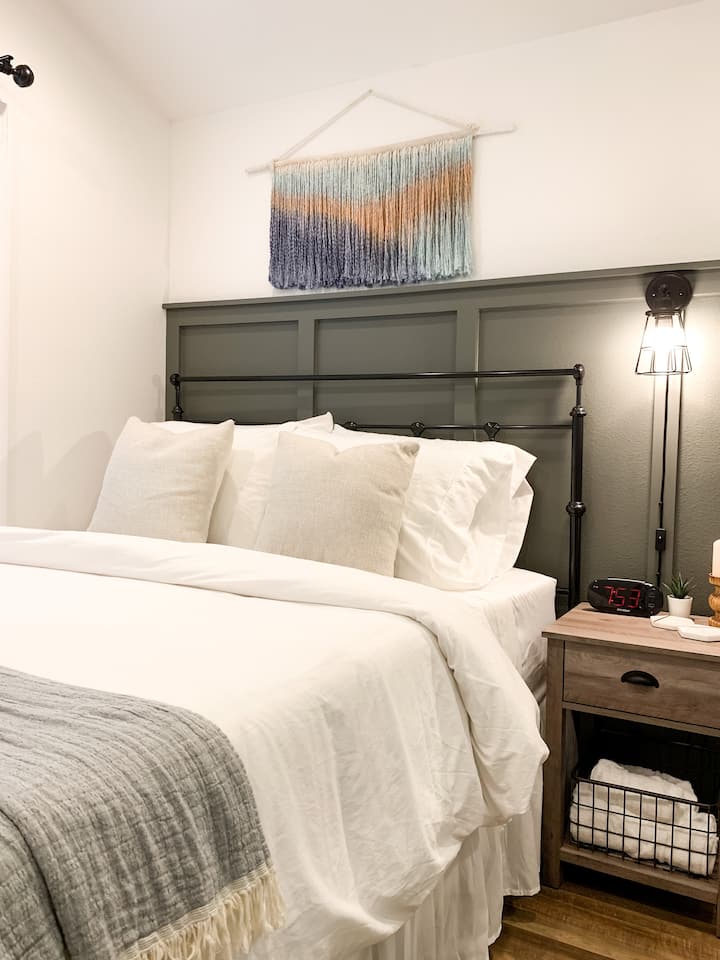 Tendrás dulces sueños en esta minicasa Queen Bed. Carga el teléfono en la mesita de noche y acurrúcate con un libro junto a la lámpara junto a la cama. 