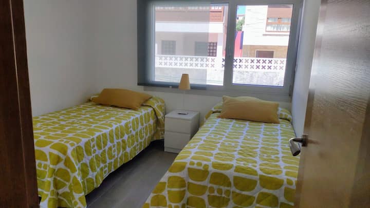 חדר השינה התאומים הנוח מאוד עם ארון גדול ומשקיף על חצר גדולה ובהירה, מרווחת מאוד ועם צמחייה.