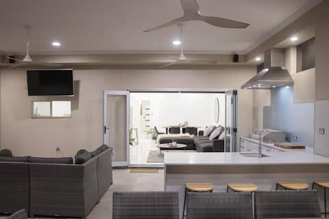 Luxe on Lane- Luxury comforts, perfect location