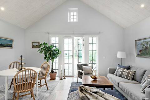 Eget hus med havstomt  / New guesthouse by the sea