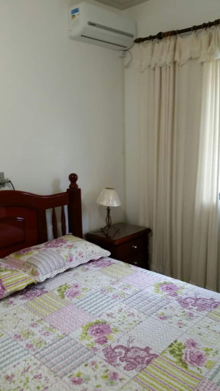 Chumba cha kulala mara mbili. Kitanda kimoja, wajakazi wawili, kabati la nguo , mito na kiyoyozi.