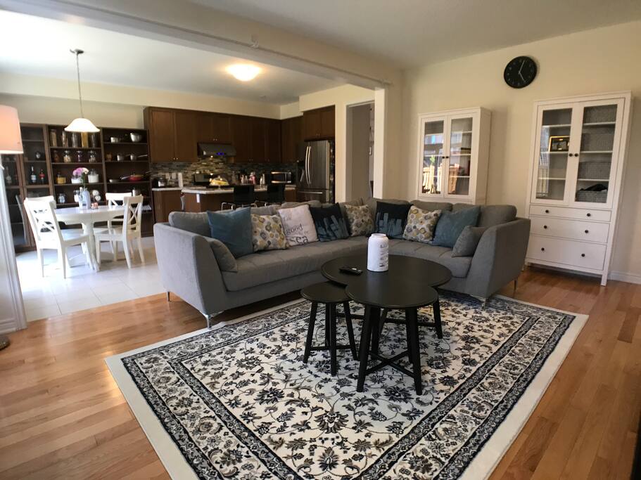 Family room and kitchen 客厅与厨房