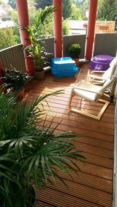 Zimmer mit Durchgang zur Terrasse