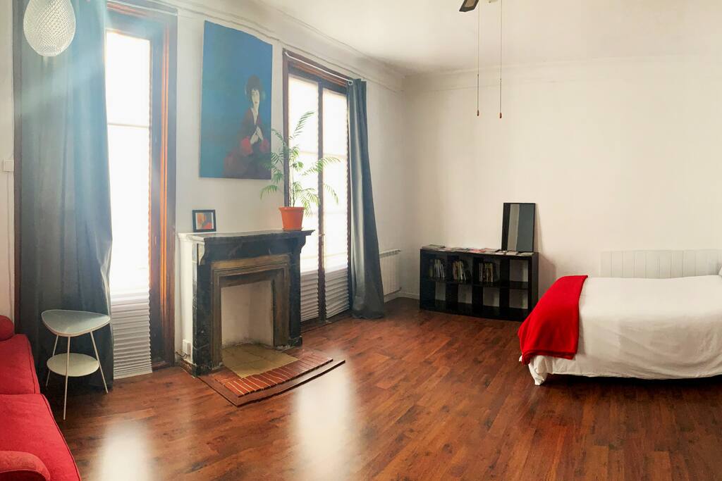 Spacious and diaphanous space that includes the bedroom and a living room, with a space equipped with microwave, toaster and fridge.