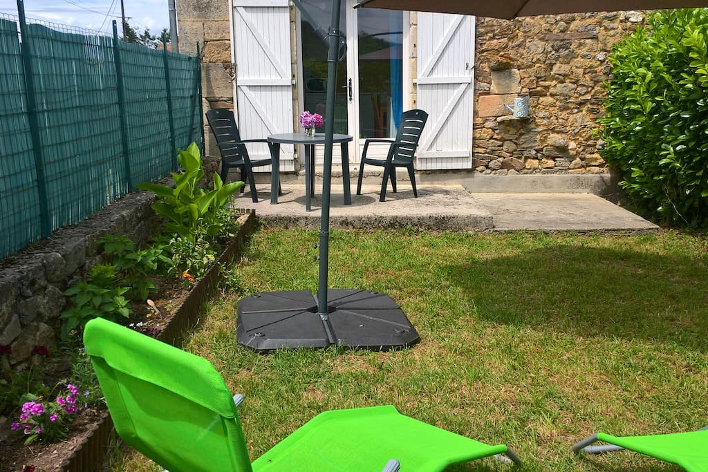 Jardinet et terrasse vue 2