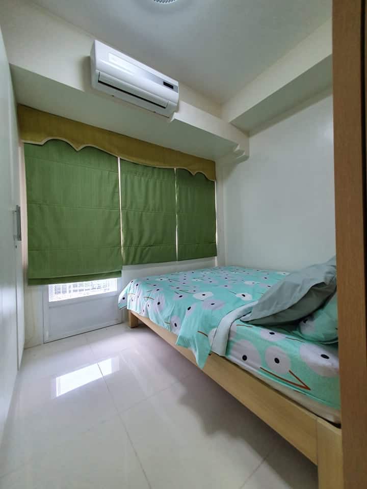 חדר מיזוג אוויר מס '1 עם מיטת קווין סייז, + מזרן נוסף על הרצפה