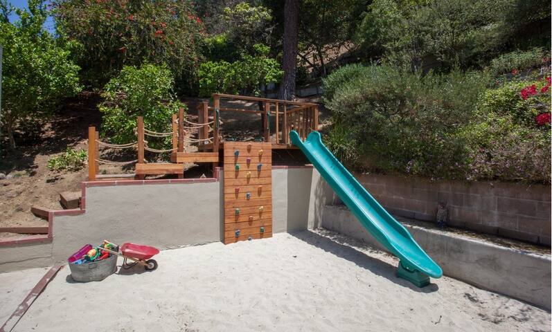 Bird Street Family Oasis w/heated pool, spa gallery image 4